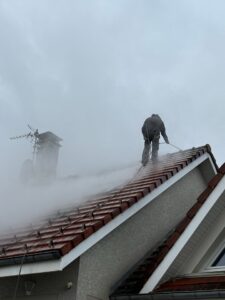 clem-eco - ouvrier nettoyant un toit de maison
