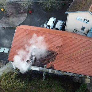 clem-eco - toit en cours de nettoyage vu du dessus